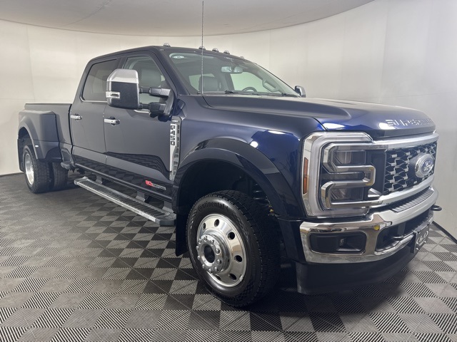 2025 Ford F-450 Super Duty Lariat's photo