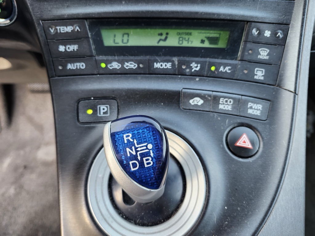 2010 Toyota Prius Three photo 12