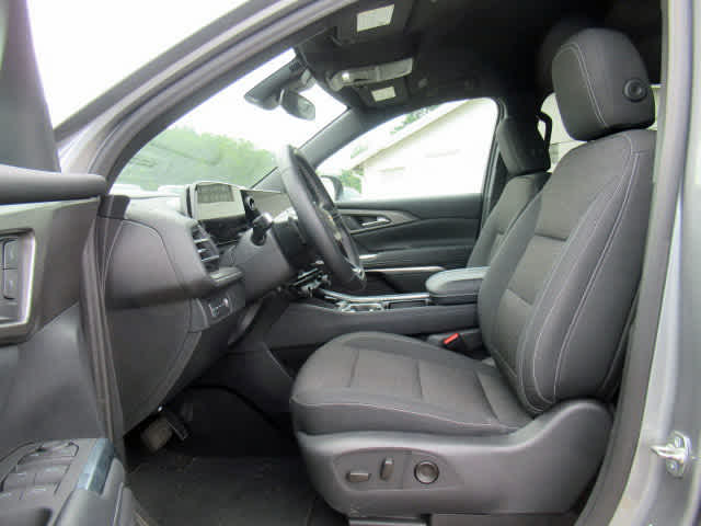 2025 Chevrolet Traverse photo 3