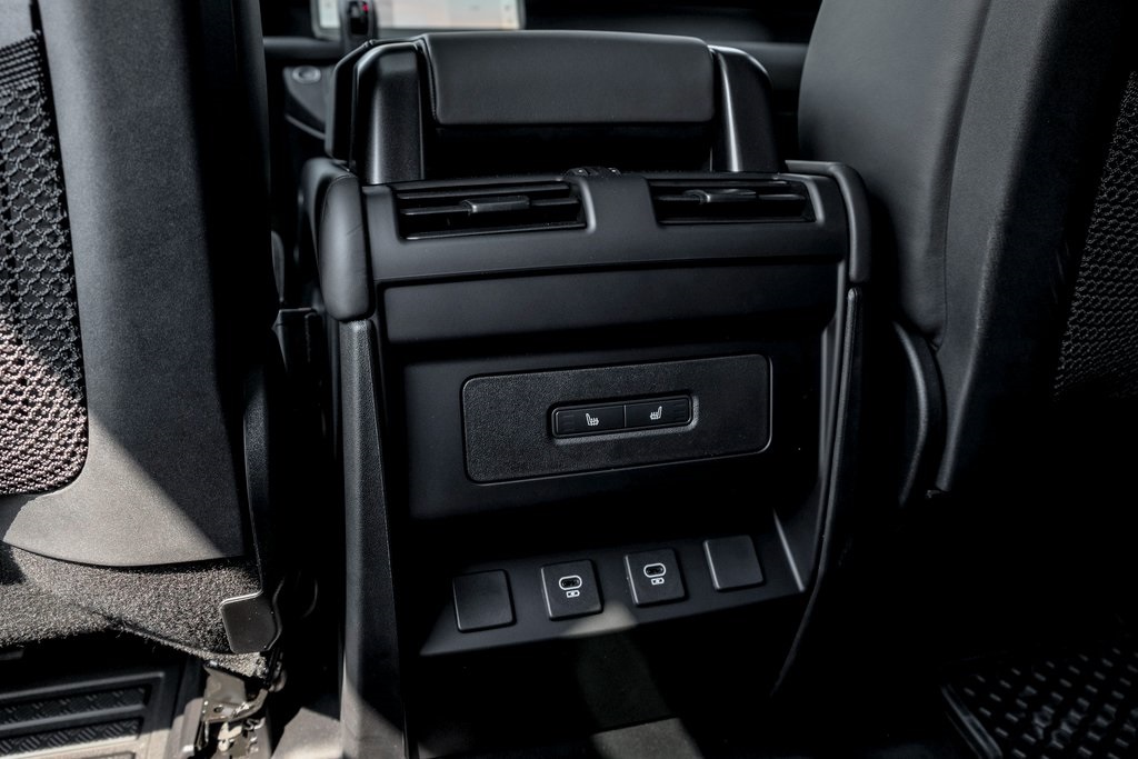 2025 Land Rover Defender 110 X-Dynamic SE photo 17