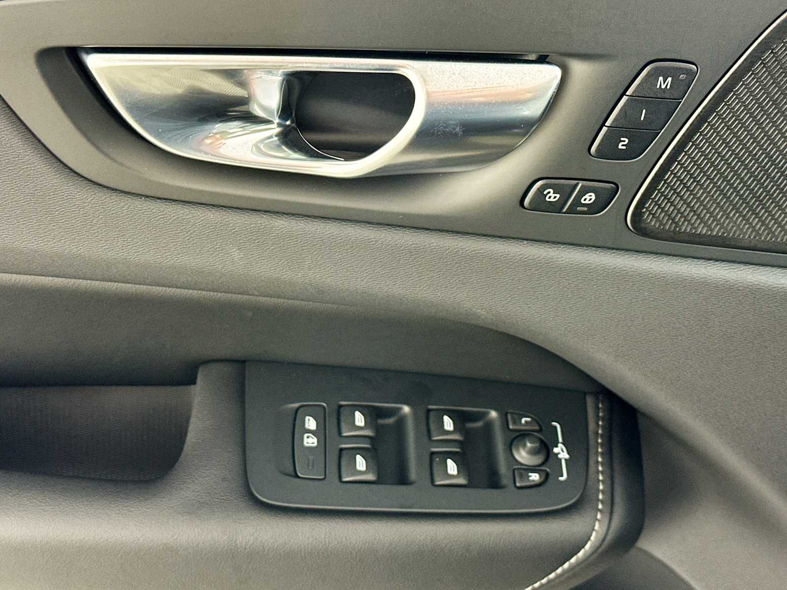 2025 Volvo XC60 photo 13
