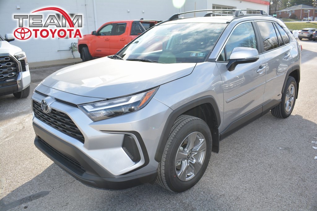 2025 Toyota RAV4 XLE's photo