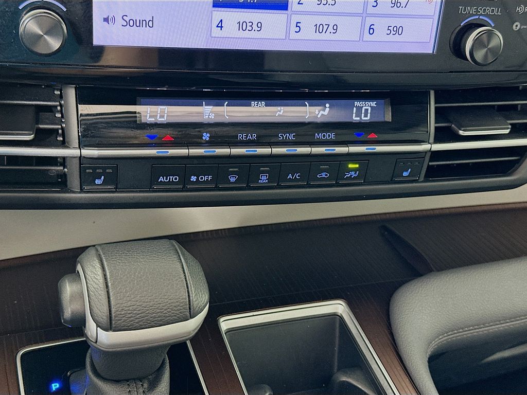 2024 Toyota Sienna XLE photo 15