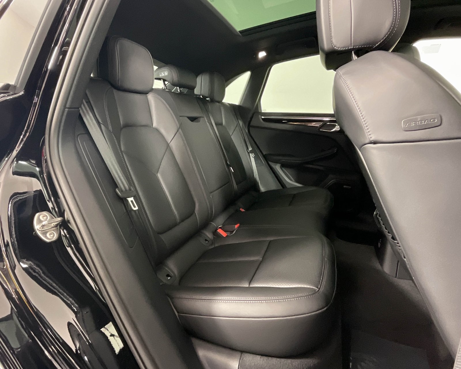 2026 Porsche Macan T photo 25