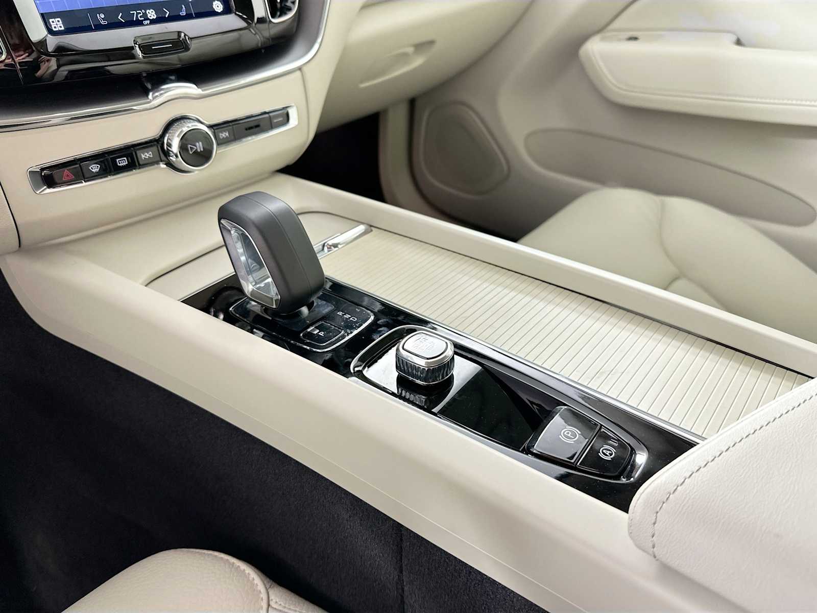 2025 Volvo XC60 T8 Plus photo 14