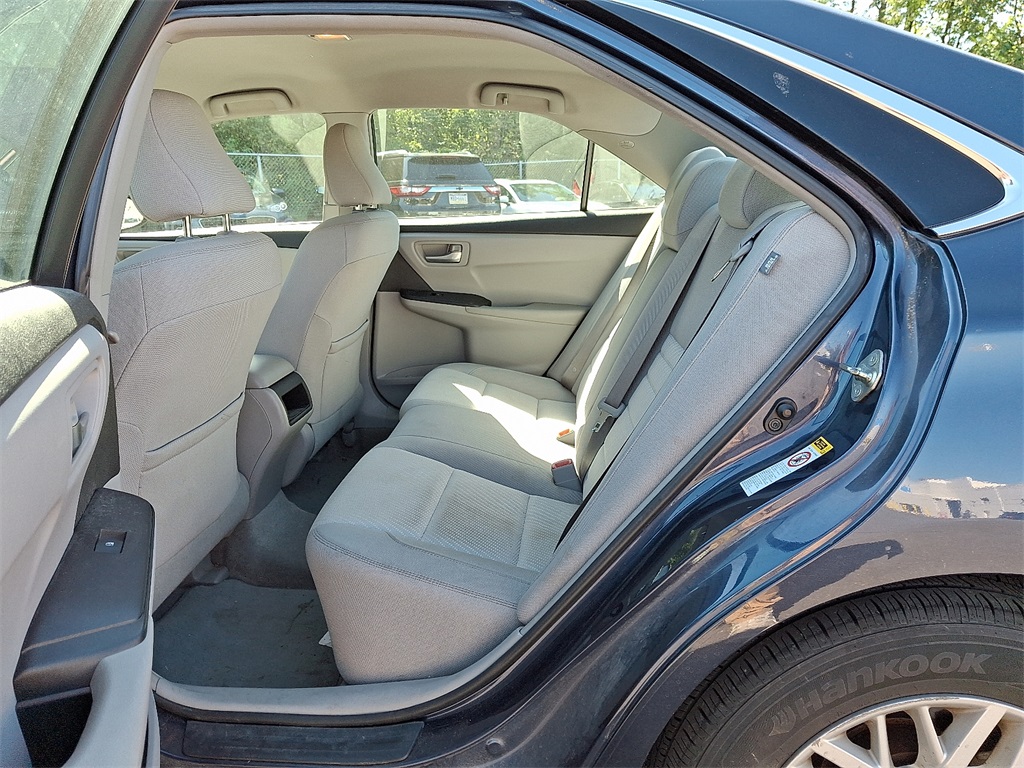 2016 Toyota Camry LE photo 9