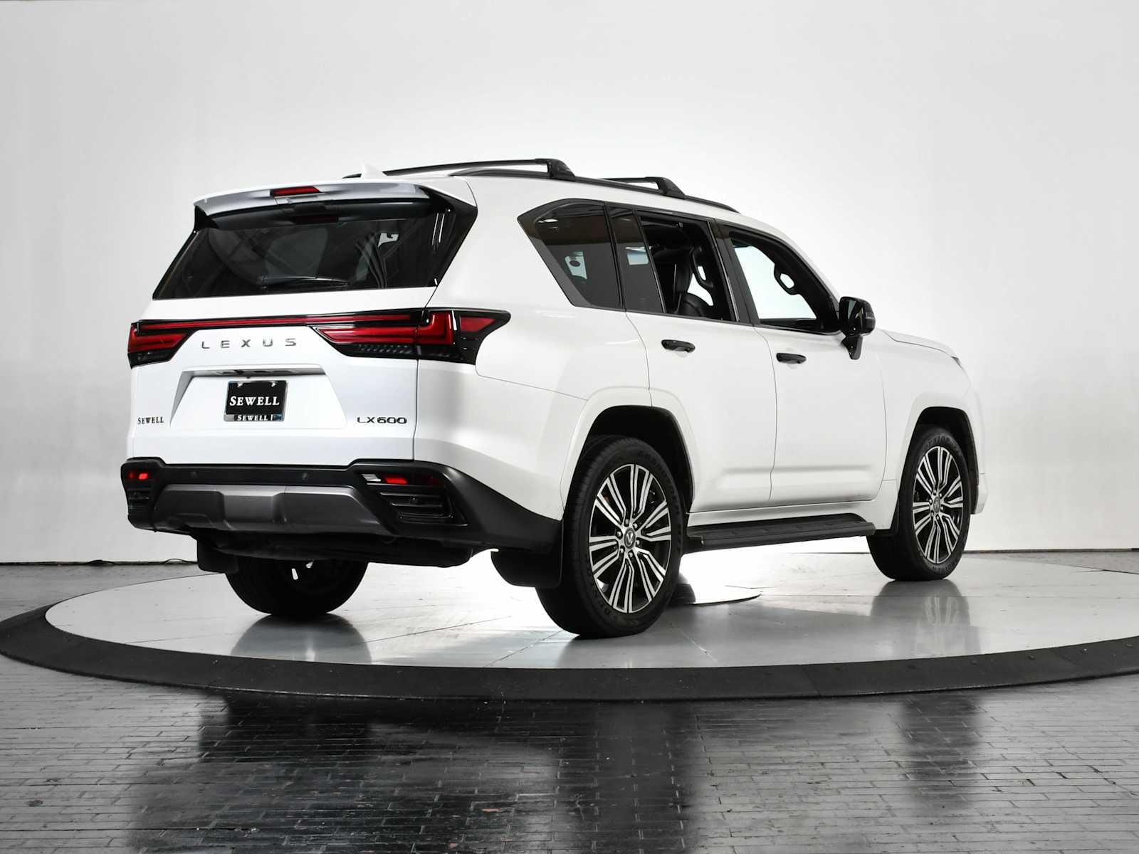 2023 Lexus LX 600 Luxury photo 3