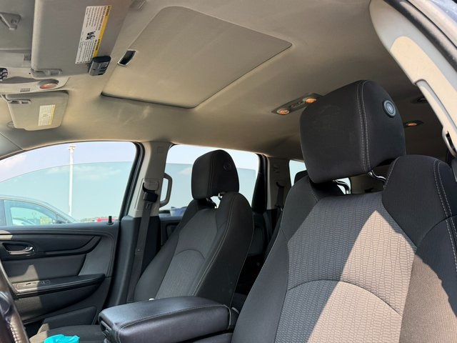 2017 Chevrolet Traverse 1LT photo 2