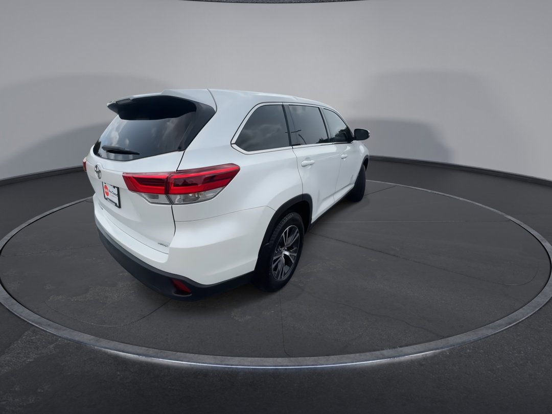 2019 Toyota Highlander LE photo 8
