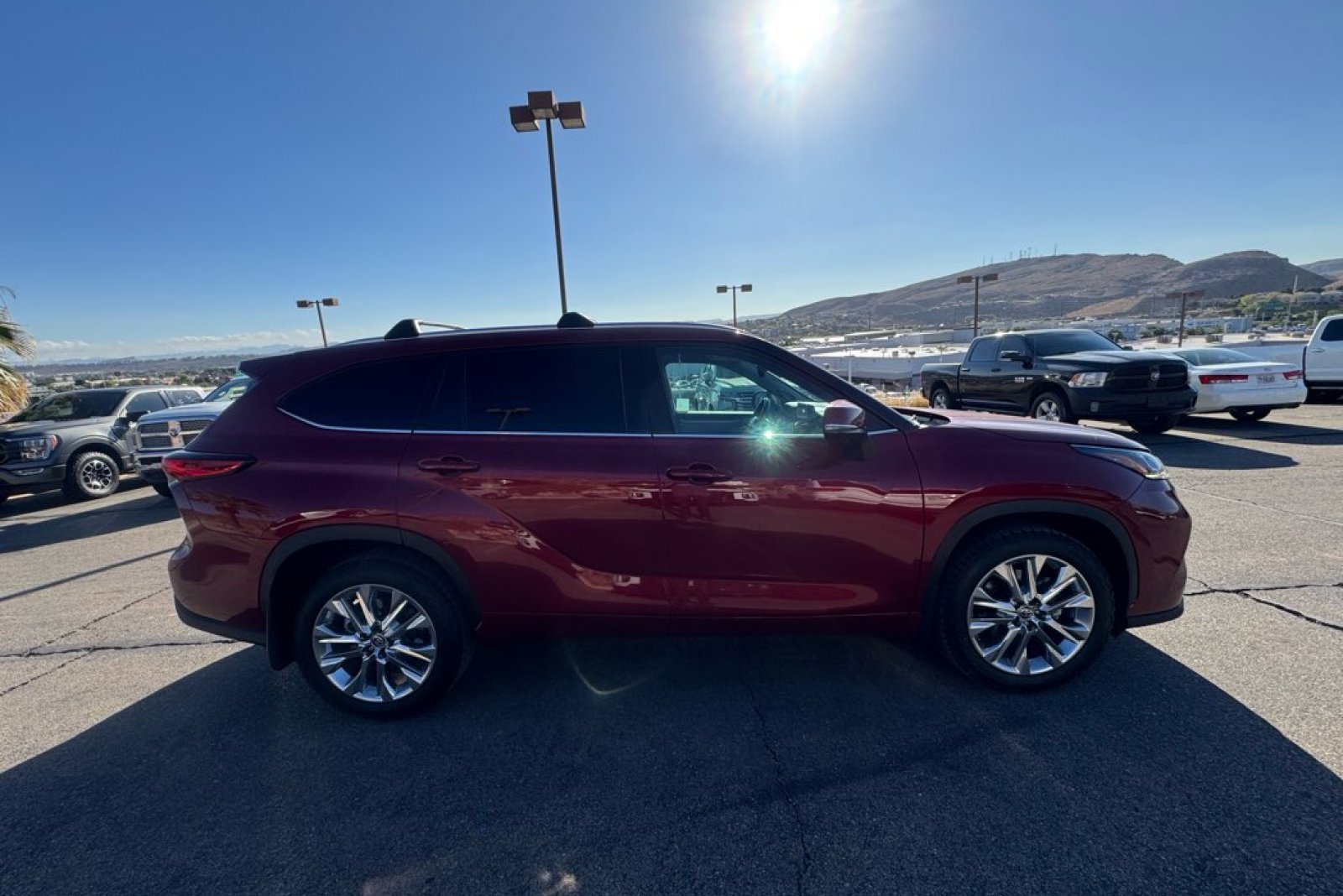 2023 Toyota Highlander L photo 4