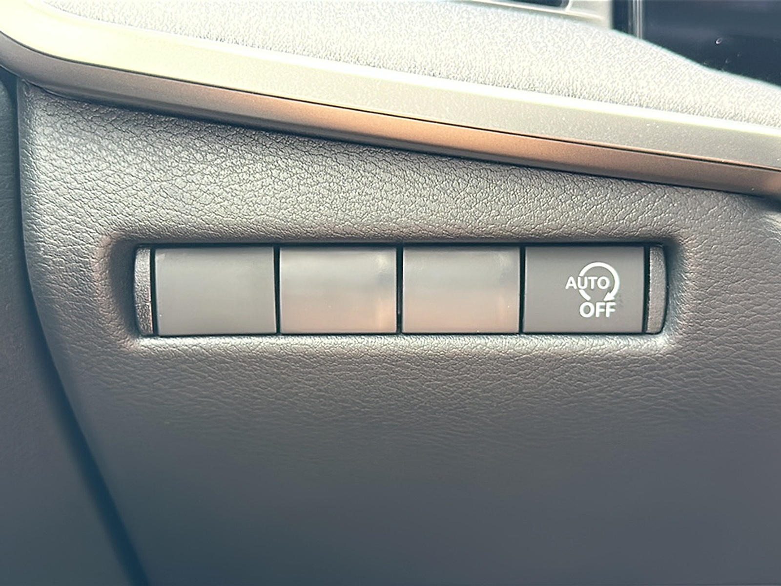 2025 Nissan Kicks SV photo 8