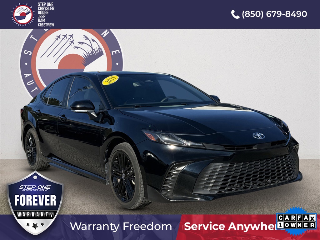 2025 Toyota Camry SE's photo