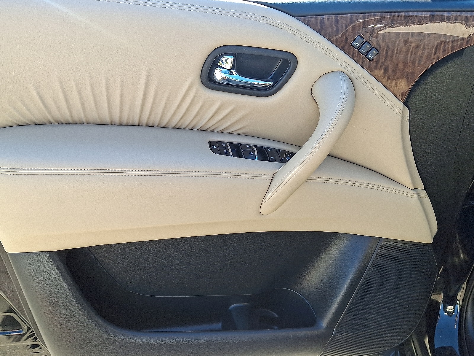 2017 Nissan Armada Platinum photo 15