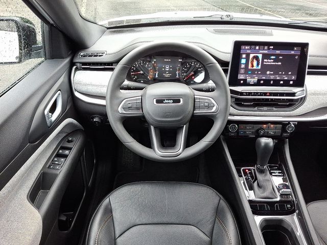 2023 Jeep Compass Latitude Lux photo 12