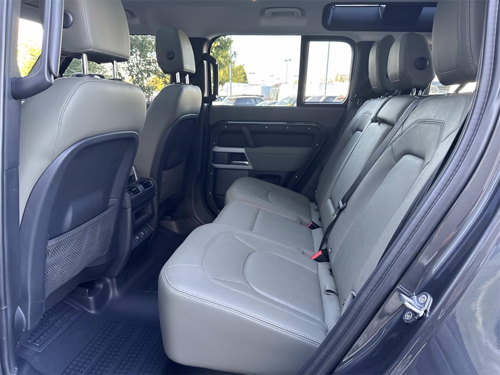 2023 Land Rover Defender 110 S photo 13