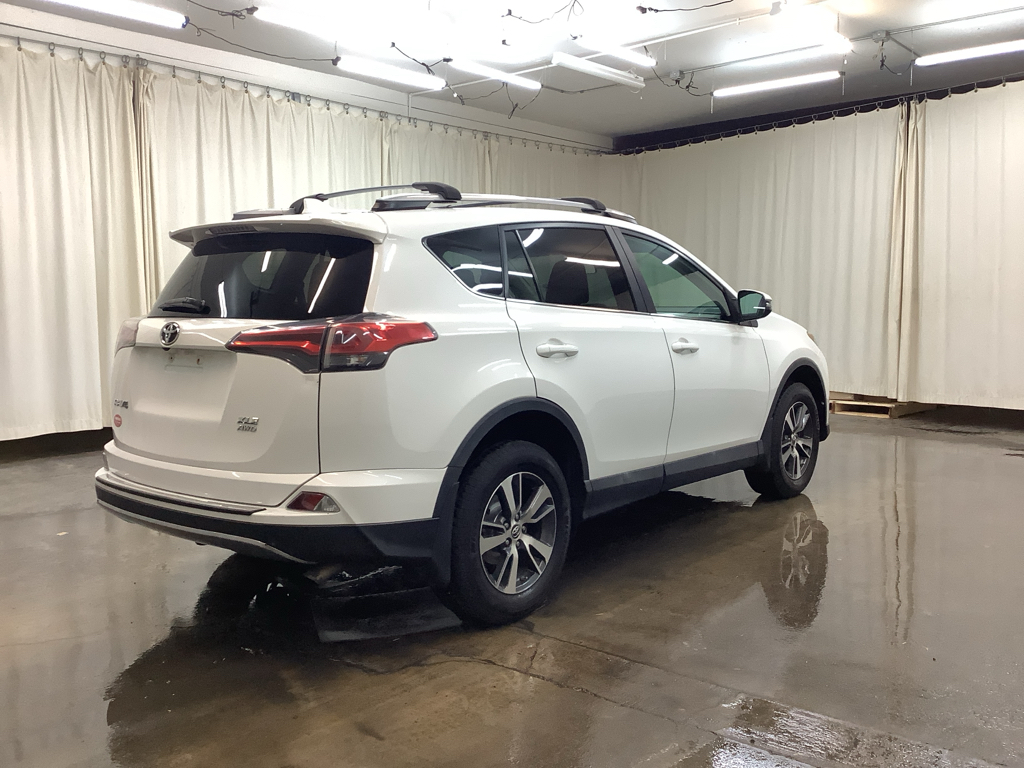 2017 Toyota RAV4 XLE photo 4