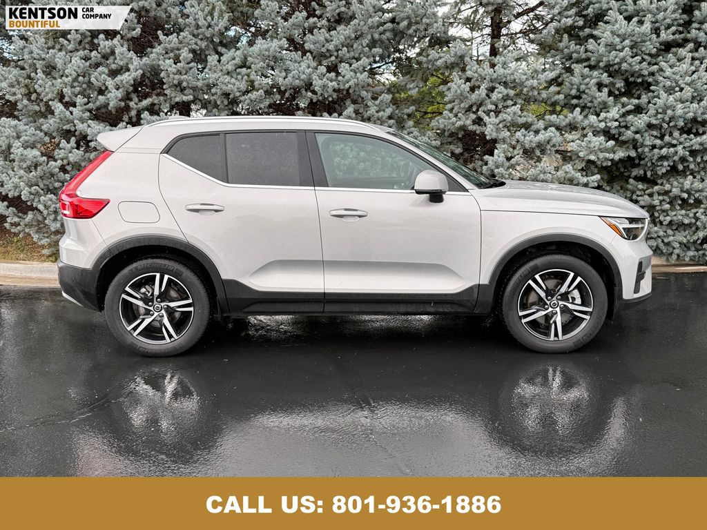 2025 Volvo XC40 Core photo 2