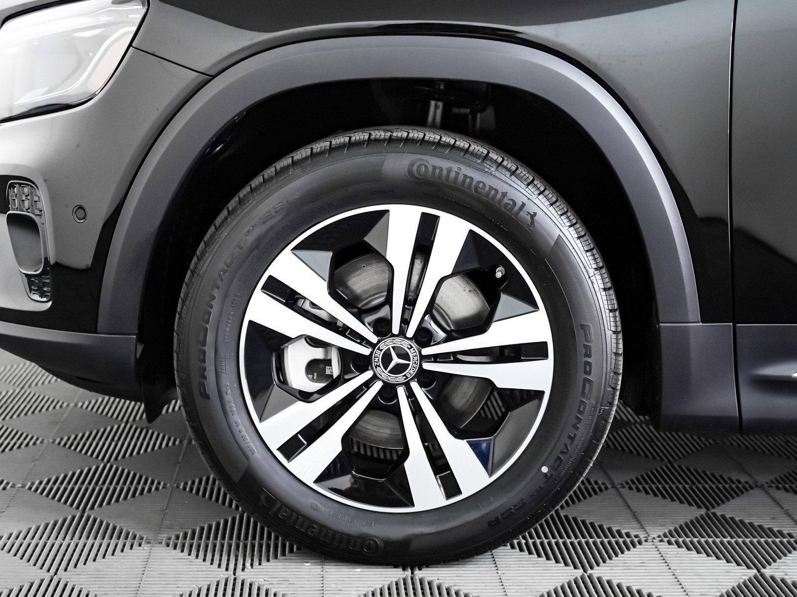 2025 Mercedes Benz GLB 250 4MATIC photo 3