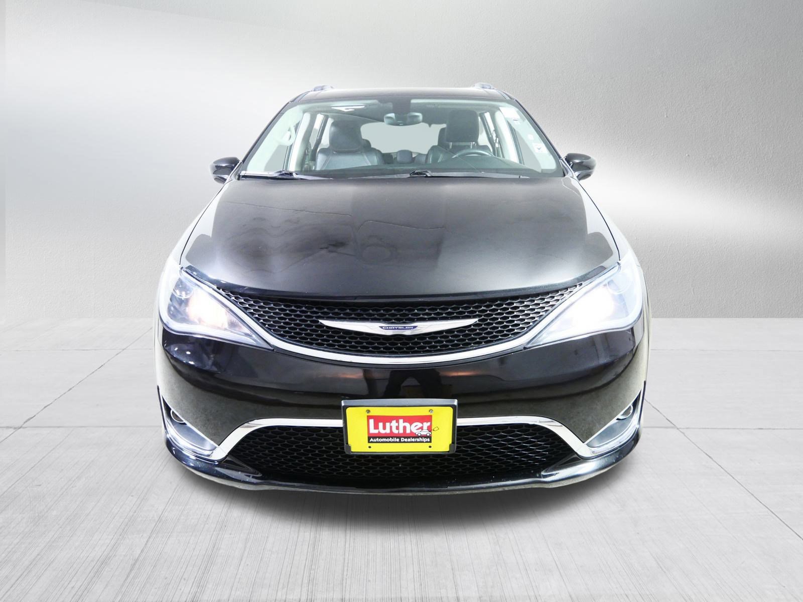 Used 2018 Chrysler Pacifica Touring L with VIN 2C4RC1BG1JR114921 for sale in Brooklyn Center, Minnesota