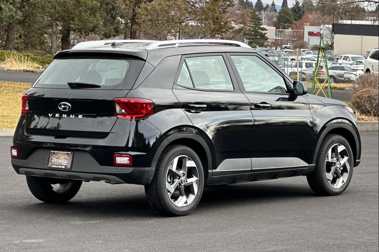 2025 Hyundai Venue SEL photo 2