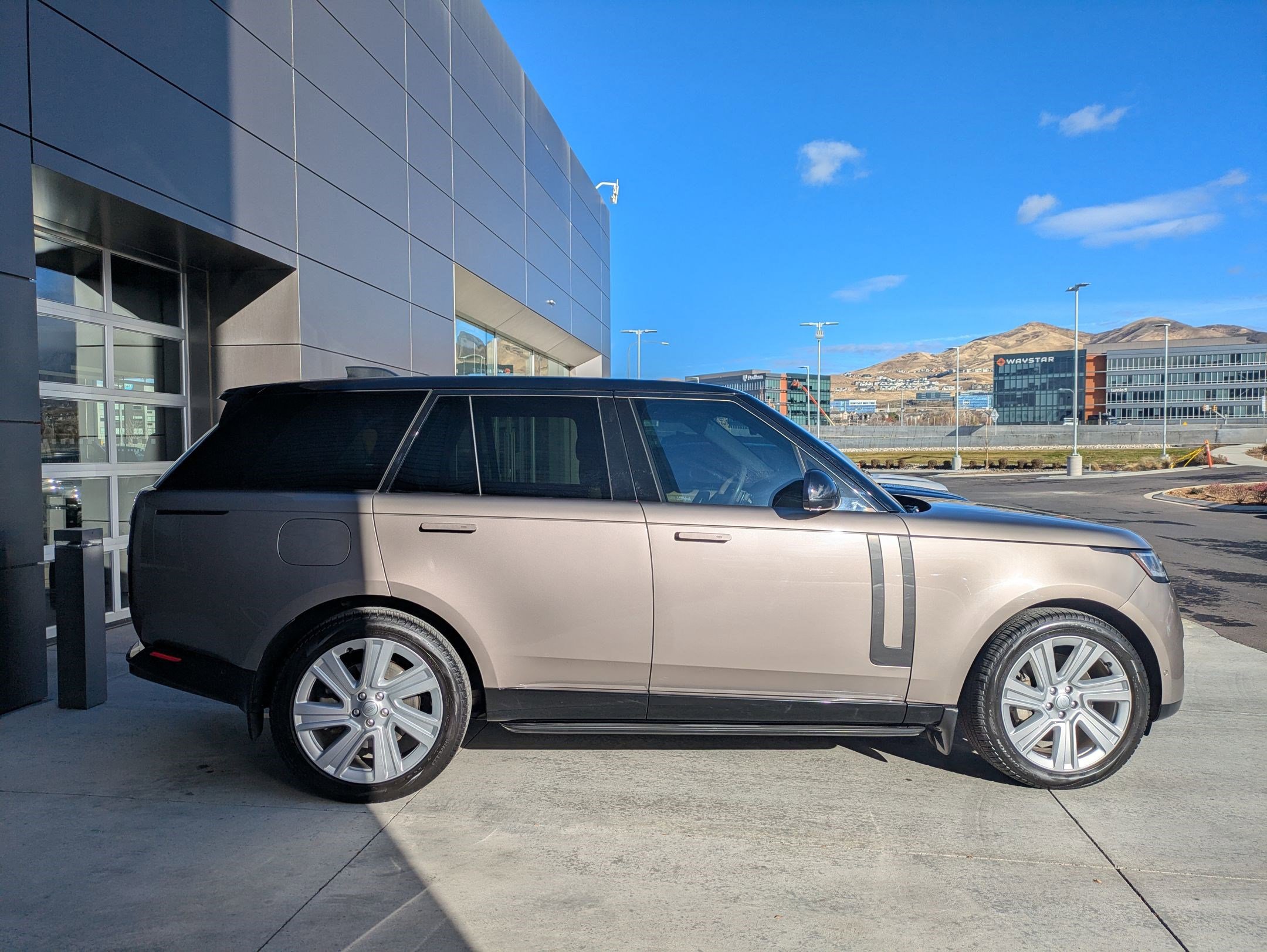 2023 Land Rover Range Rover SE photo 4