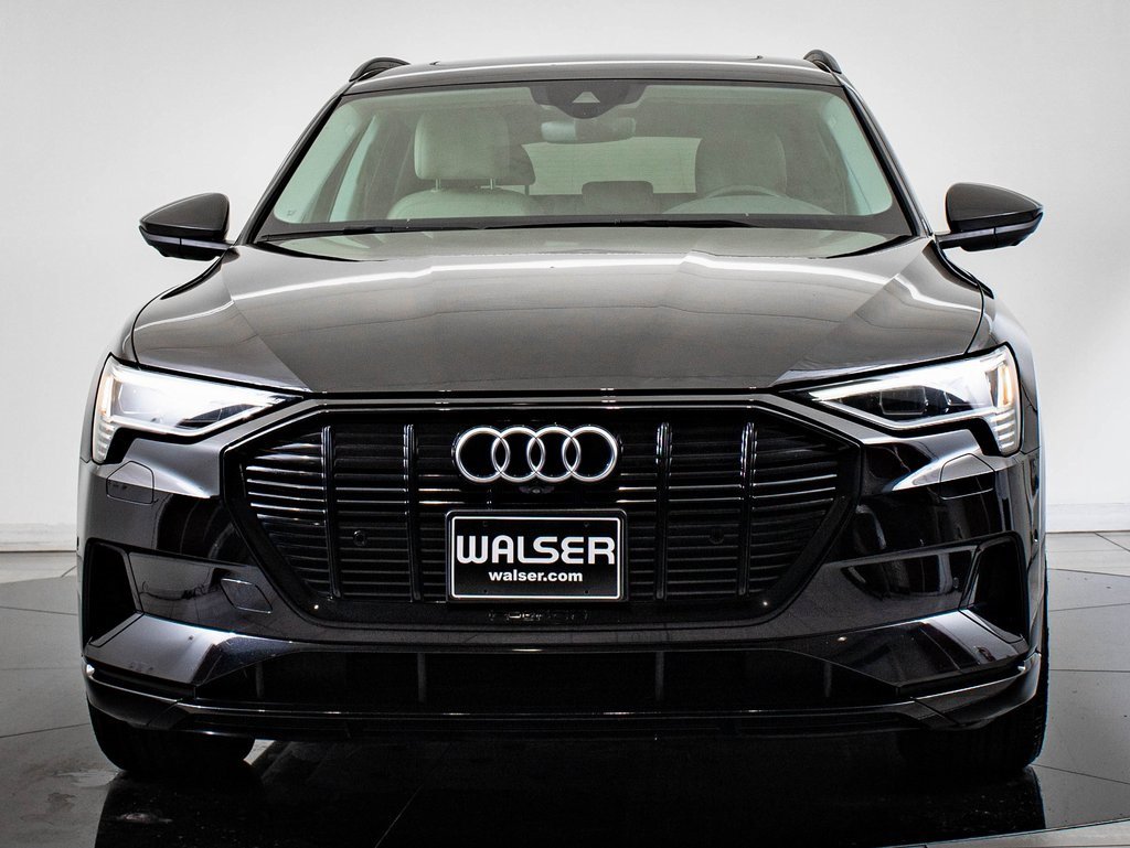 2022 Audi e-tron Premium photo 2