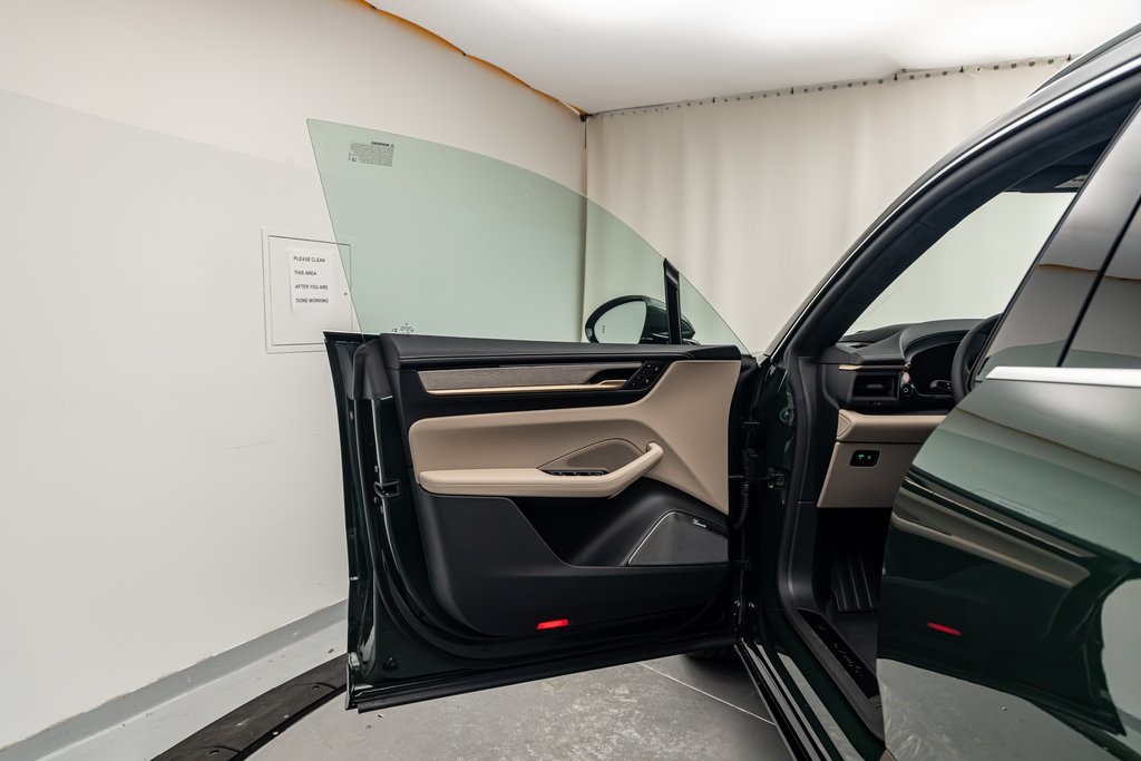 2024 Porsche Macan Electric Turbo photo 13