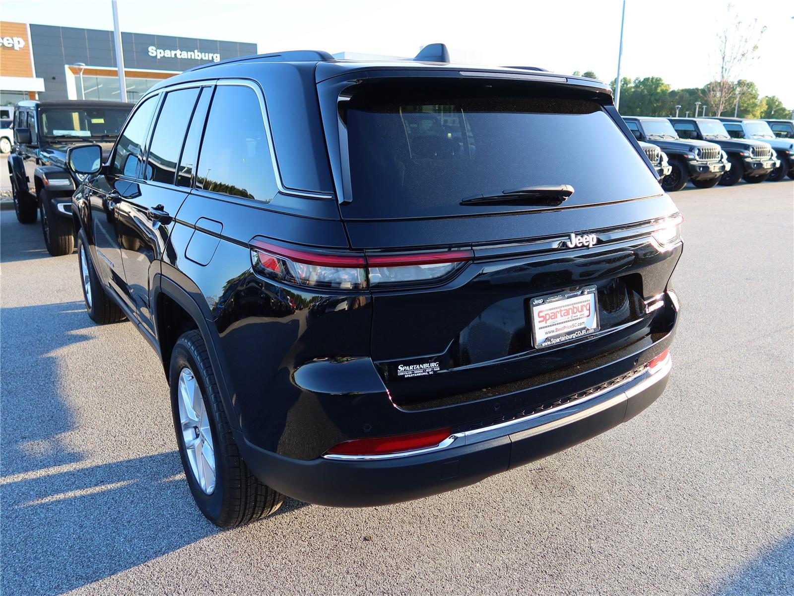 2025 Jeep Grand Cherokee Laredo X photo 3