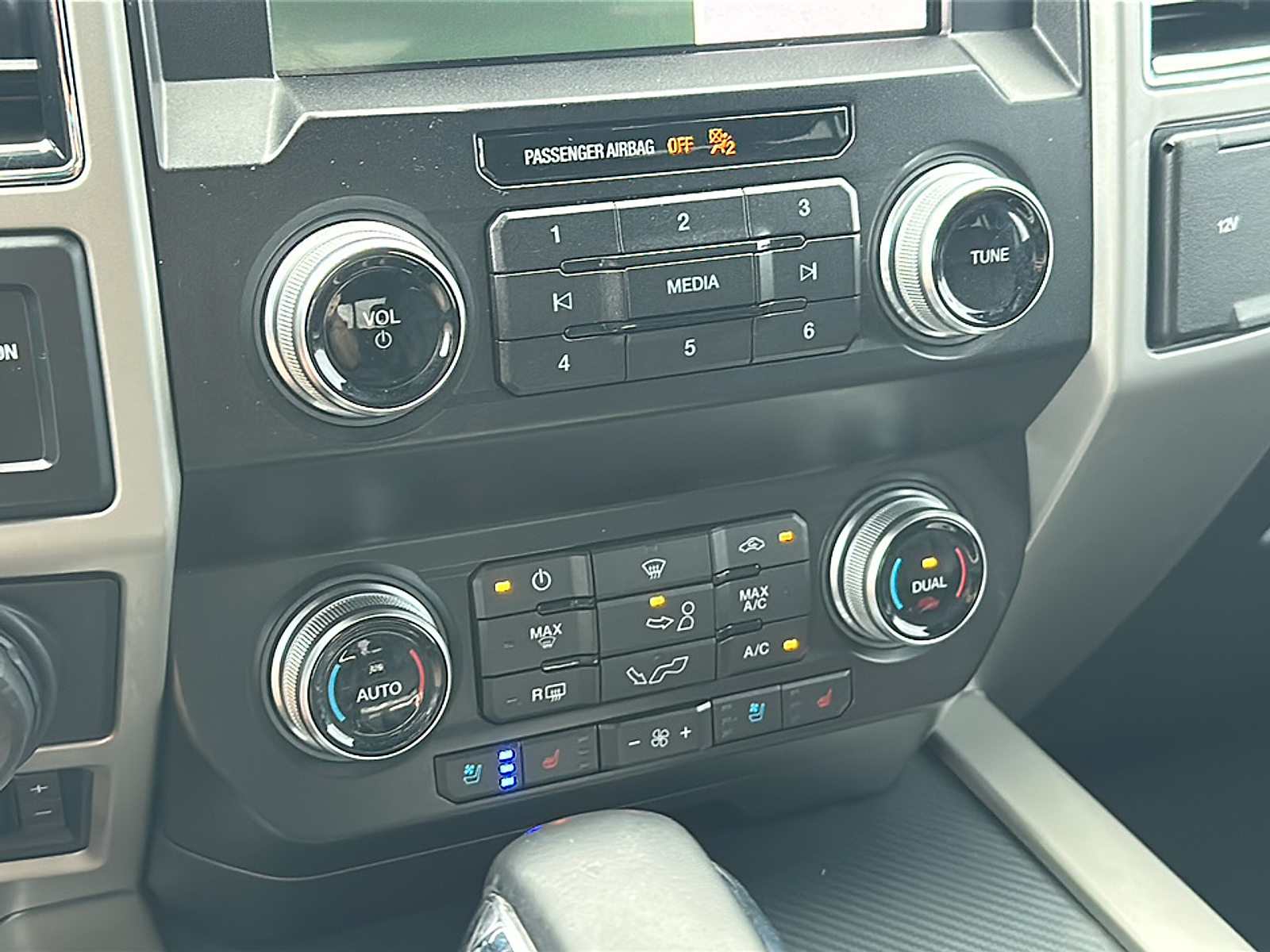 2019 Ford F-150 Lariat photo 18
