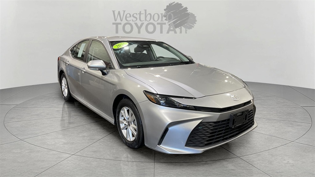 2025 Toyota Camry LE's photo