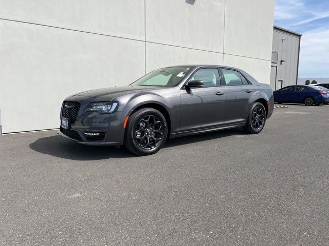 2023 Chrysler 300 Touring L photo 3
