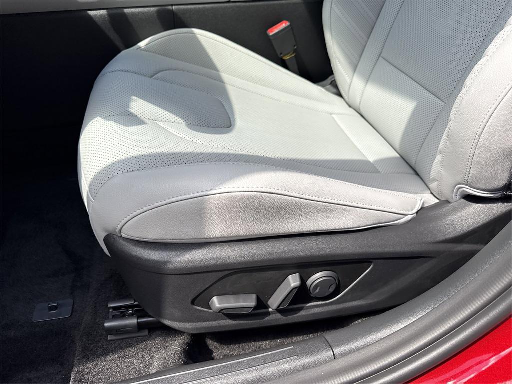 2025 Hyundai Elantra Limited photo 11