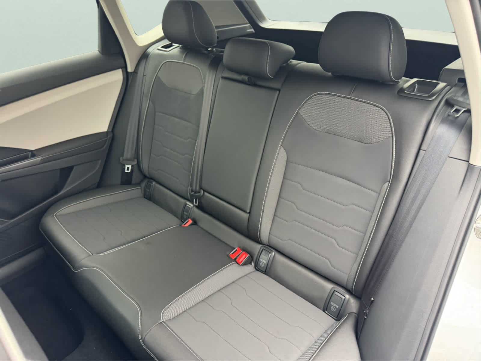 2025 Volkswagen Taos SE photo 31