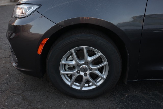 2023 Chrysler Pacifica Touring L photo 9