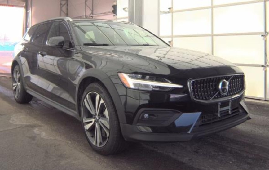 2025 Volvo V60 Cross Country Plus's photo