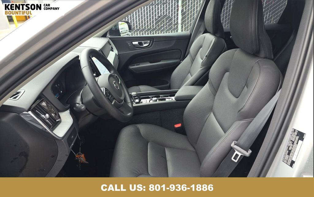 2025 Volvo XC60 B5 Plus photo 3
