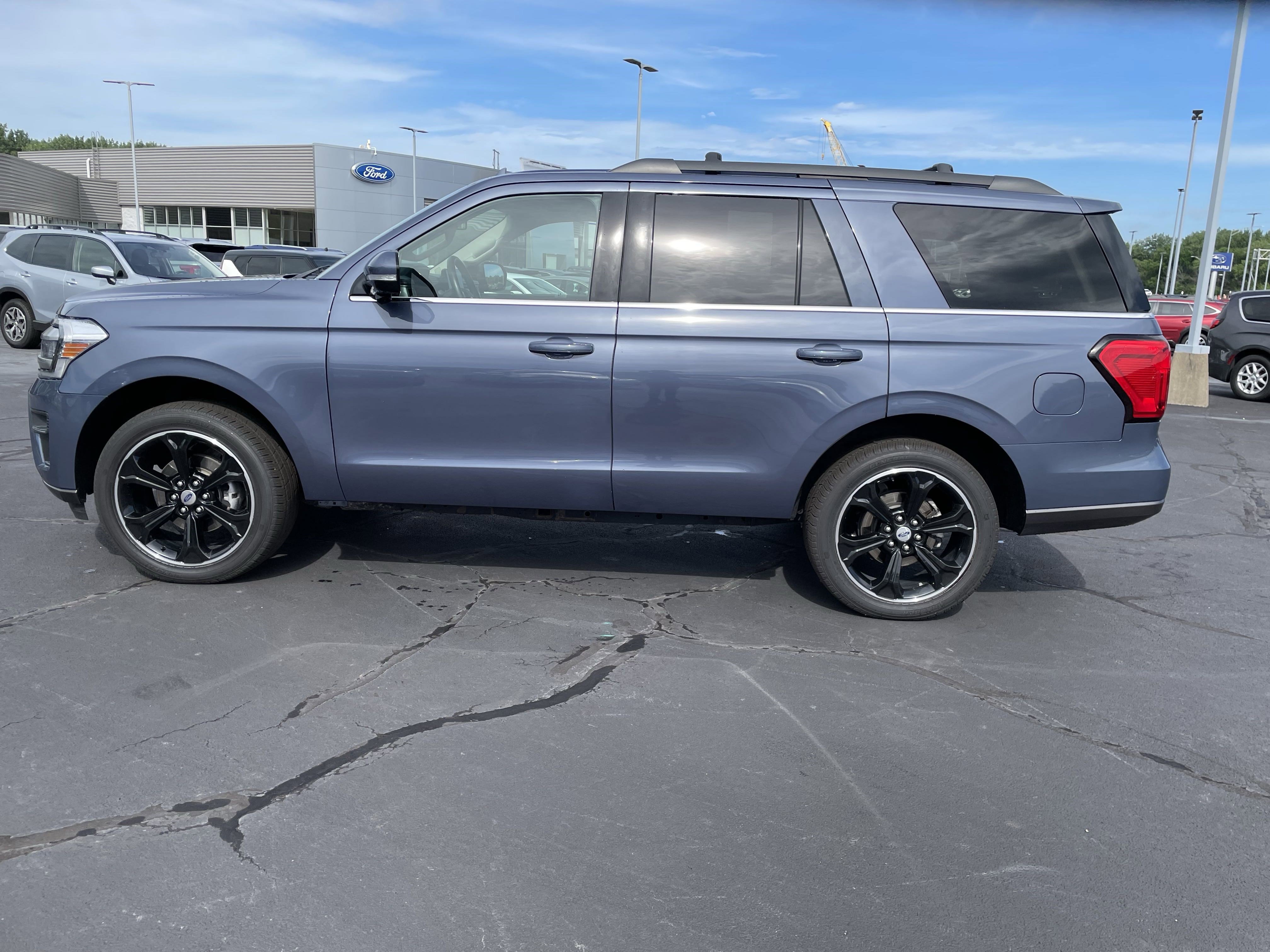 2022 Ford Expedition XLT photo 2