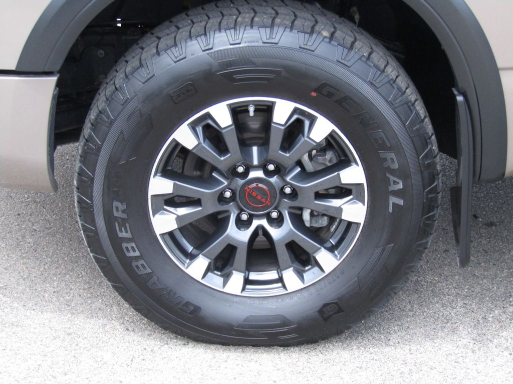 2024 Nissan Titan PRO-4X photo 4