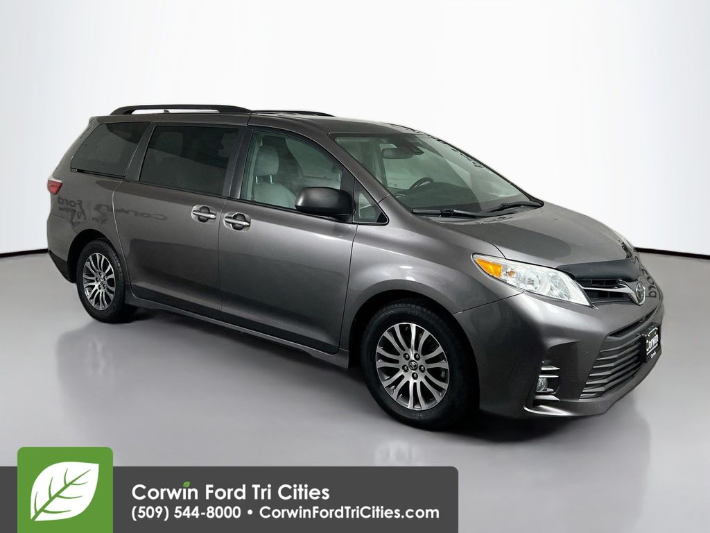 2018 Toyota Sienna XLE's photo
