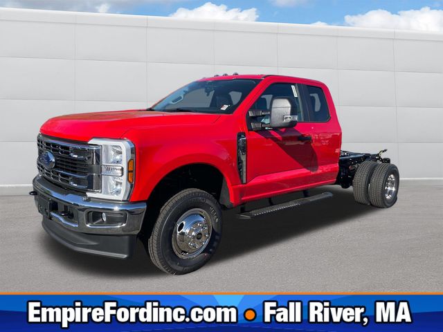 2025 Ford F-350 Super Duty Chassis Cab XL's photo
