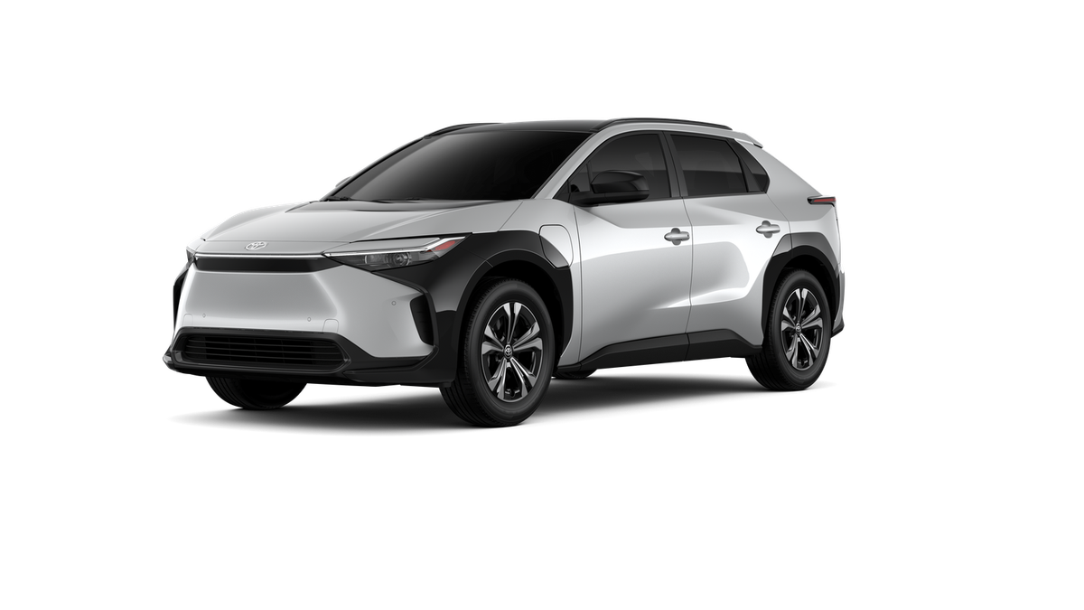New 2025 Elemental Silver Metallic [extra_cost_color] Toyota XLE image 1