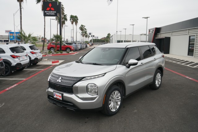 2023 Mitsubishi Outlander ES's photo