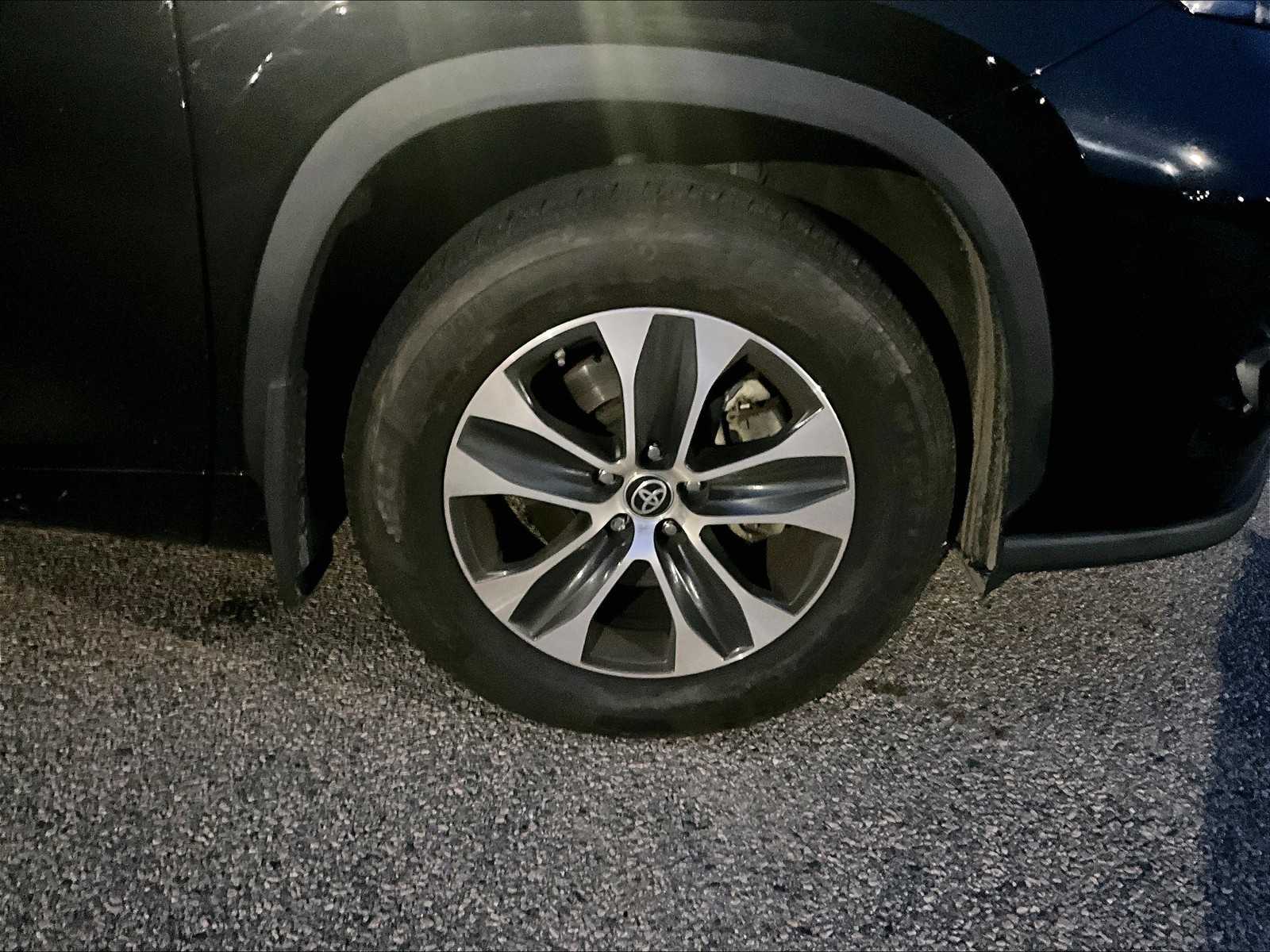 2023 Toyota Highlander XLE photo 3