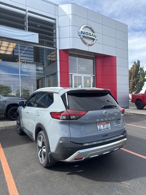 2023 Nissan Rogue Platinum photo 2