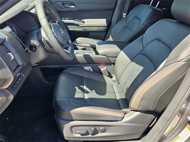 2025 Nissan Pathfinder SL photo 5