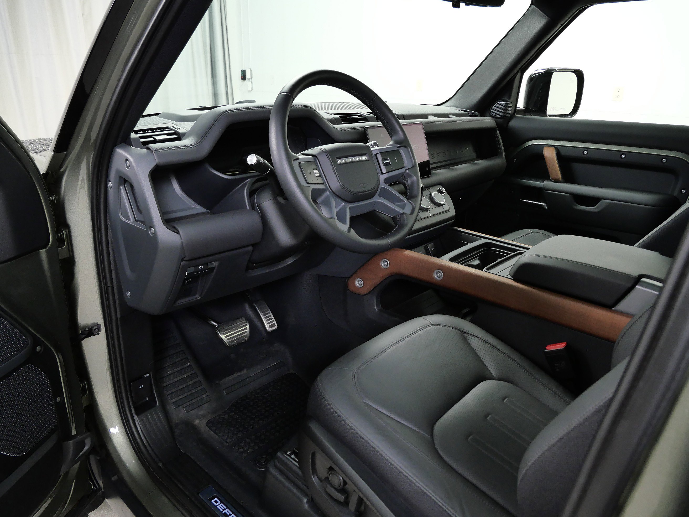 2023 Land Rover Defender 90 X photo 12