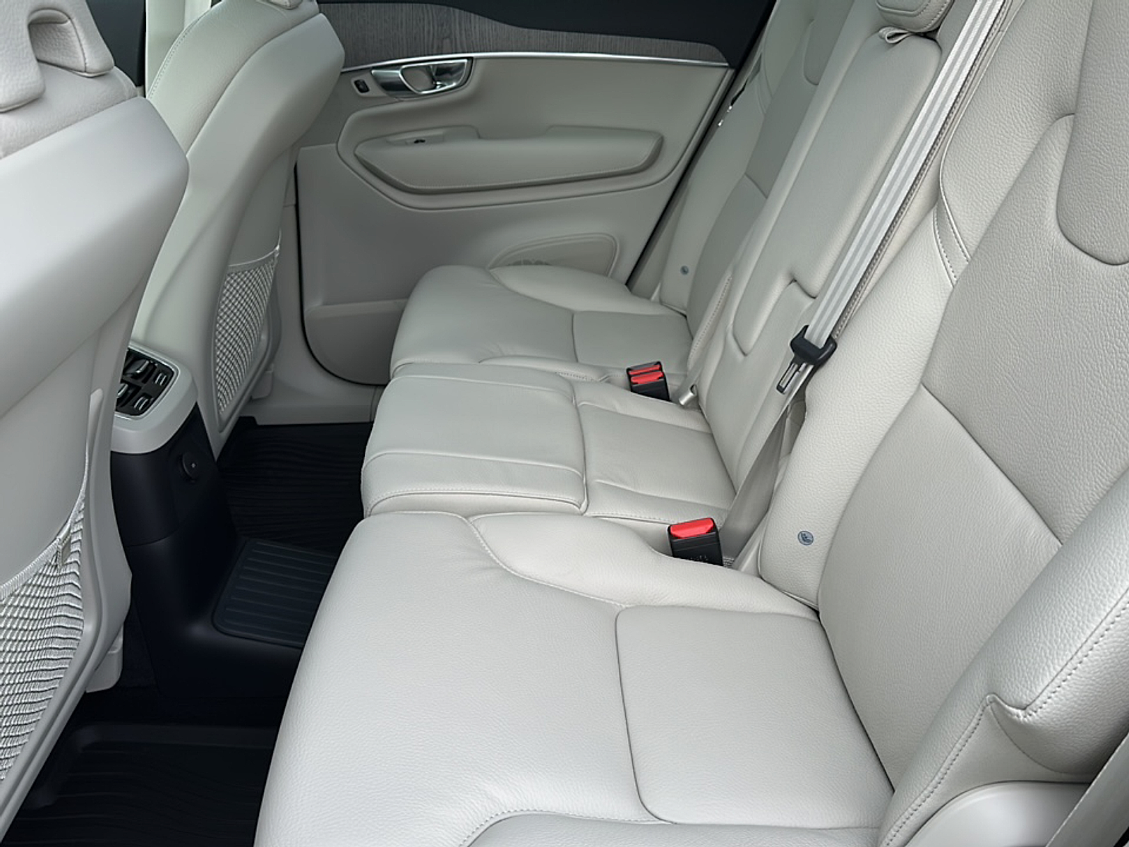 New 2025 Crystal White Volvo T8 Plus 7-Seater image 16