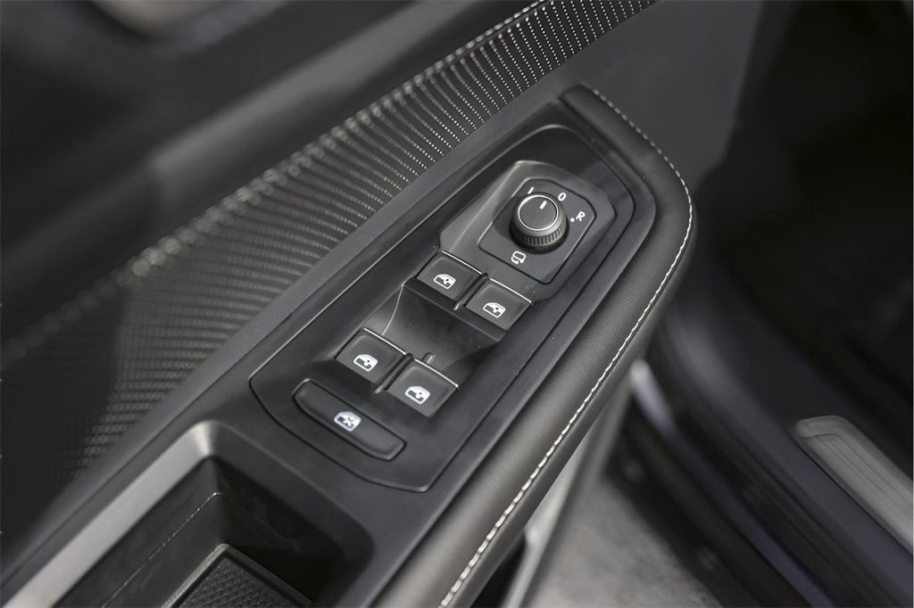 2025 Volkswagen Atlas Cross Sport SEL Premium R-Line photo 27