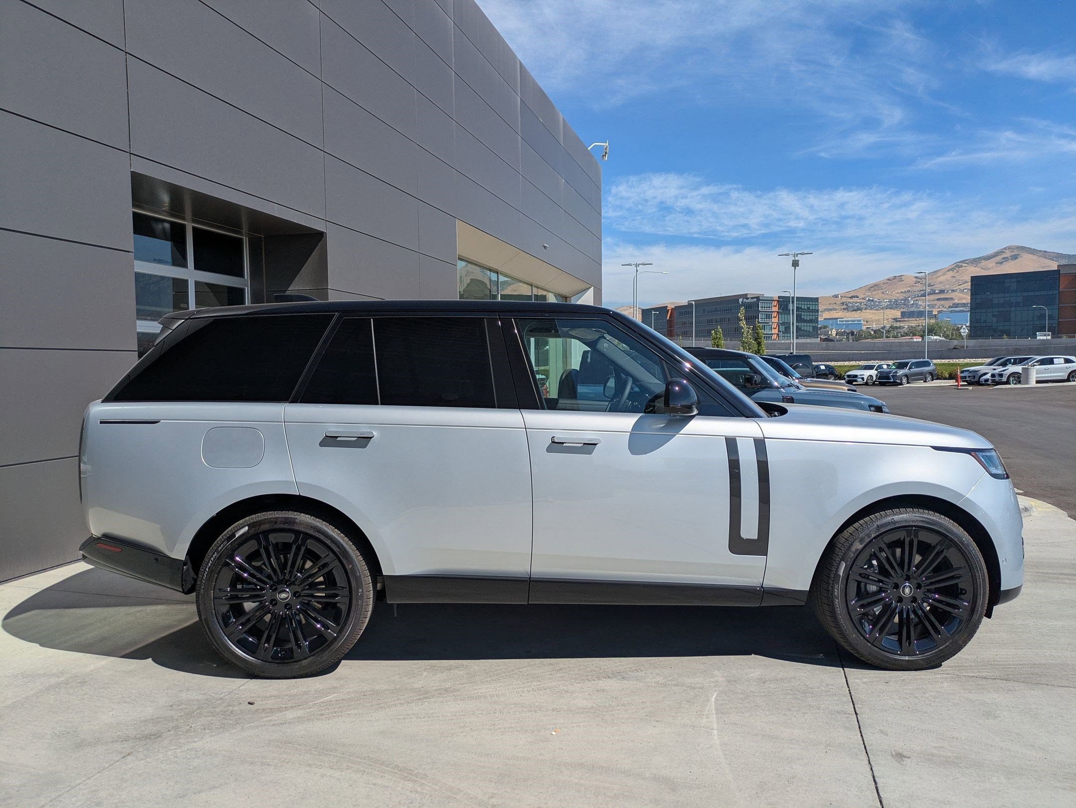 2025 Land Rover Range Rover SE photo 4
