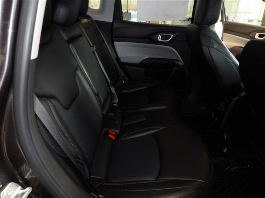 2022 Jeep Compass Latitude Lux photo 15